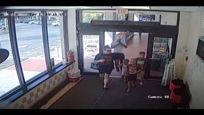 Video: Man attacks mother with 3 small children as they walk into grocery store - fox29.com - state Florida - county Broward - county Lauderdale