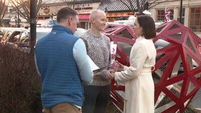 Port Richmond - Couples renew vows on Valentine's Day in front of Open Heart sculpture in Haddonfield - fox29.com - county Day - state New Jersey - city Richmond - city Haddonfield
