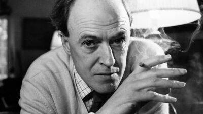 Roald Dahl book changes 'alarm' critics, calling it 'absurd censorship' - fox29.com - Britain