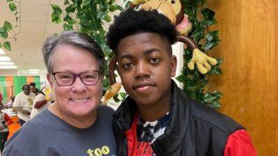 Teen tracks down a grandmother who lost her wallet, sparking an unlikely friendship - fox29.com - Palestine - state Arkansas