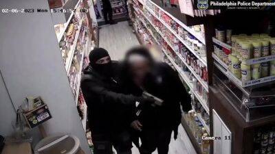 Video: Armed suspects hold employees, customers at gunpoint during robbery of Overbrook market, police say - fox29.com - Spain