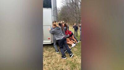 WATCH: North Carolina Women's Lacrosse Team Help Push Bus Unstuck in Fairfax - fox29.com - state North Carolina - state Virginia - county Fairfax