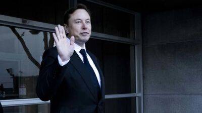 Elon Musk - Elon Musk back in No. 1 spot on Bloomberg's billionaires list - fox29.com - France