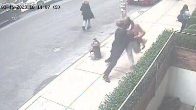 Damian Williams - Video: Good Samaritan catches armed suspect fleeing police in Manhattan - fox29.com - New York - Usa - state New York - city Manhattan, state New York