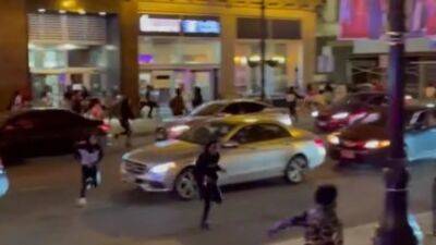 Hundreds of teenagers flood into downtown Chicago, smashing car windows, prompting police response - fox29.com - Washington - city Chicago - city Downtown - state Michigan - city Madison