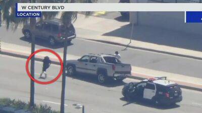 Police chase: Possible attempted murder suspect gets into second vehicle as LAPD pursuit continues - fox29.com - Los Angeles - city Los Angeles - county Westchester - city Inglewood