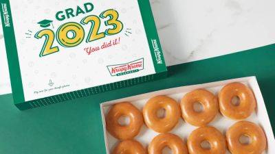 Krispy Kreme - Dave Skena - Class of 2023: Krispy Kreme is giving graduates a dozen doughnuts for free - fox29.com - Usa - state North Carolina - Charlotte, state North Carolina - city Charlotte, state North Carolina