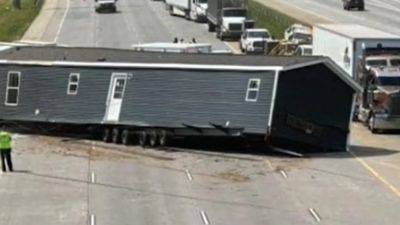 Watch: Mobile home slides off truck, blocks traffic on North Carolina highway - fox29.com - Los Angeles - state North Carolina - Charlotte, state North Carolina - county Mobile