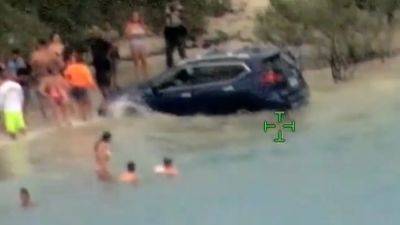 Watch: Florida woman arrested after driving onto beach, narrowly missing families - fox29.com - Los Angeles - state Florida - county Park - state New Mexico - city Smyrna - county Parke