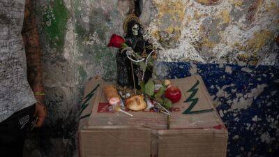 Manuel López Obrador - Fuel thieves erect altars to devil, death in Mexican tunnel - fox29.com - Mexico - city Mexico