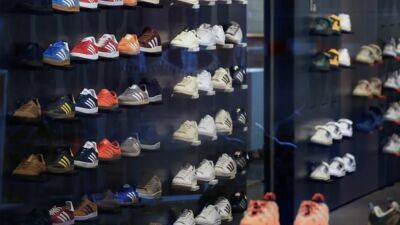 Sneaker thieves steal $13K worth of right-foot sneakers: report - fox29.com - Peru